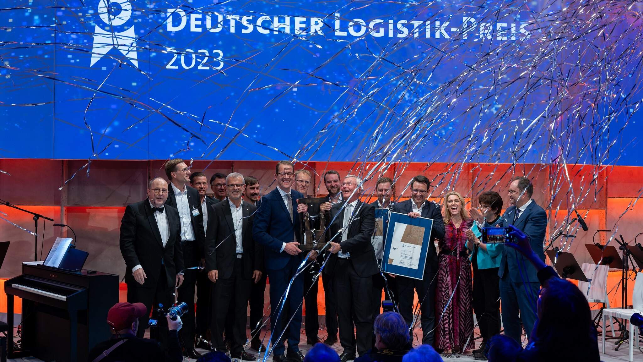 Burkhard Eling, CEO skupiny DACHSER, a Prof. Dr. Dr. h.c. Michael ten Hompel, výkonný ředitel Fraunhoferova IML institutu, přebírají Německou cenu za logistiku společně se svými týmy. Foto: BVL/Bublitz