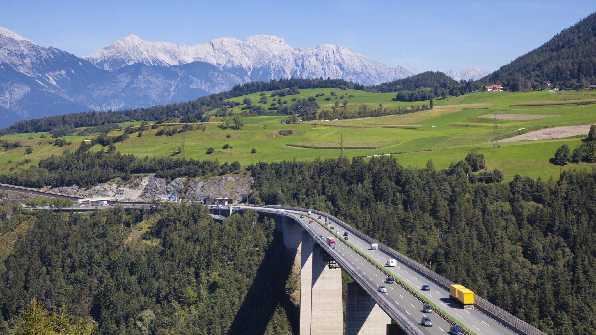 Přes Brennersk&yacute; průsmyk elektrick&yacute;m kamionem
