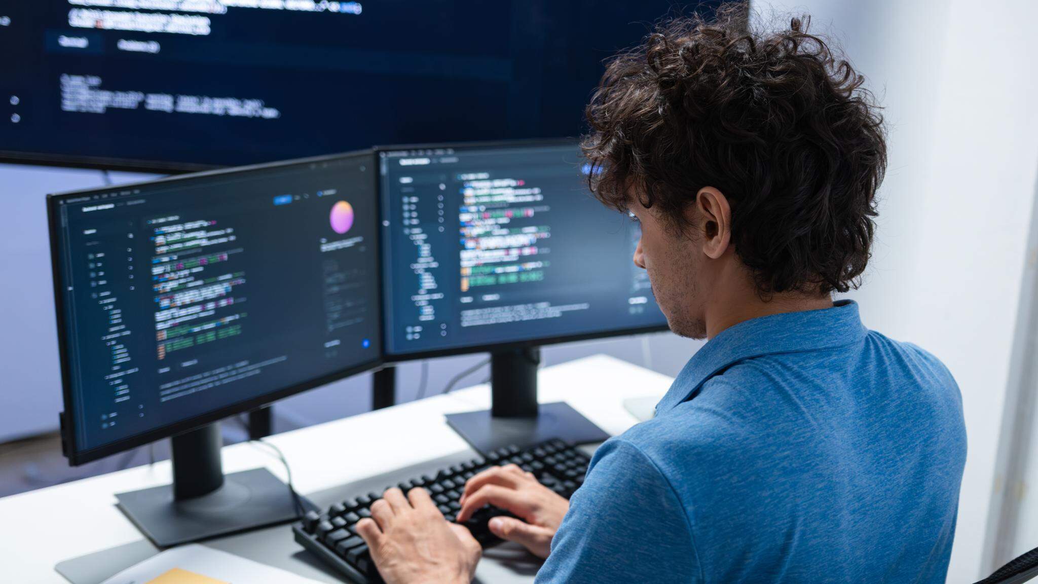 Vibe coding revolučně měn&iacute; v&yacute;voj softwaru