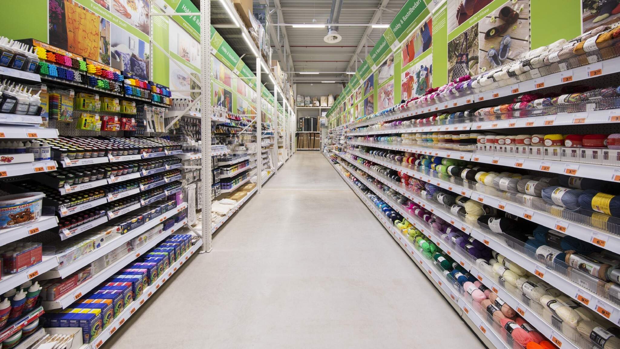 Oborové řešení DACHSER DIY Logistics je založeno na síťových zdrojích a roste spolu s výrobci a maloobchodníky již více než 20 let. Oborové řešení DACHSER DIY Logistics je založeno na síťových zdrojích a roste spolu s výrobci a maloobchodníky již více než 20 let.