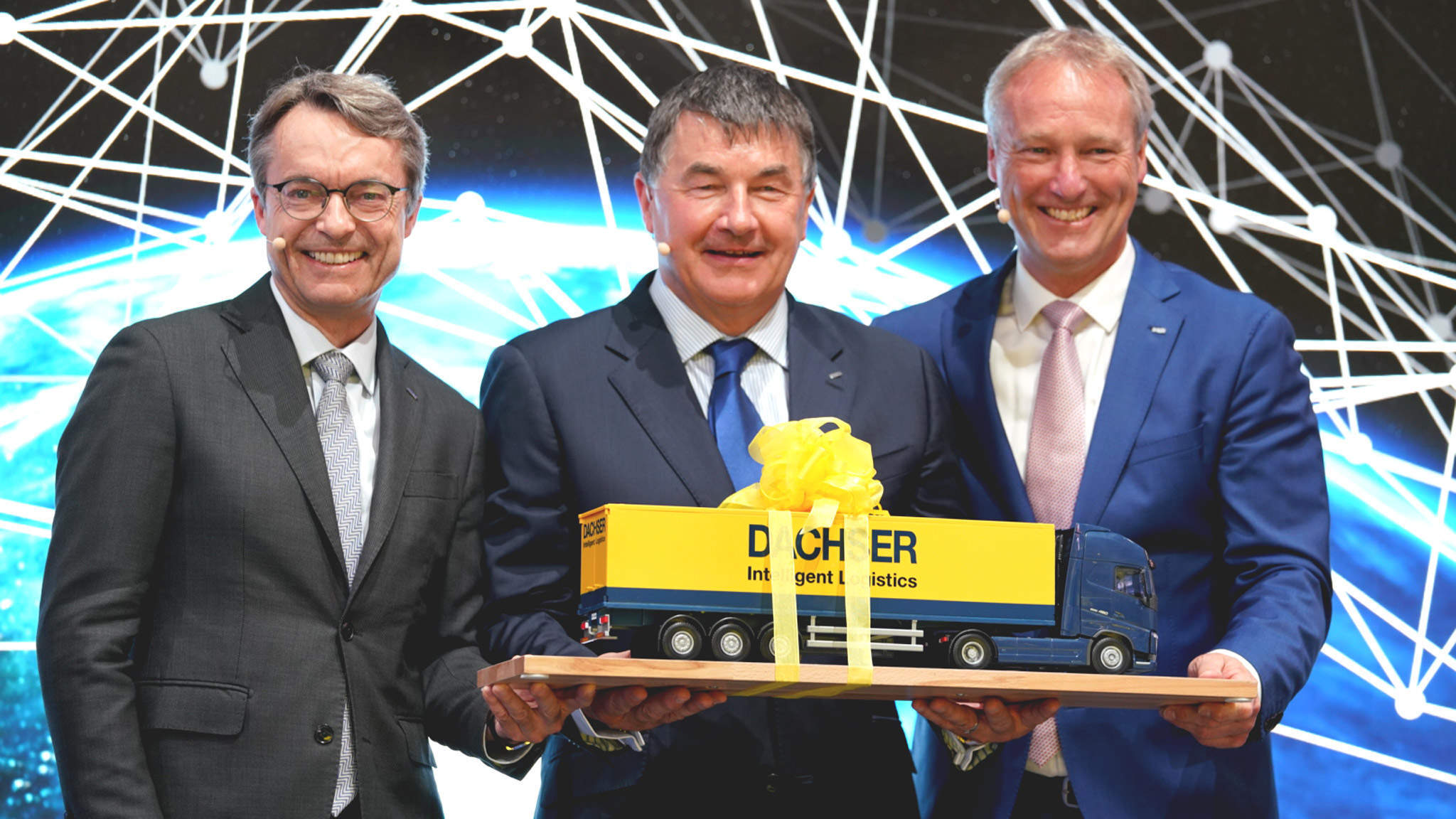 Zleva: Bernhard Simon, CEO skupiny DACHSER, Albert Johnston, Managing Director, Johnston Logistics, budoucí DACHSER Ireland, a Michael Schilling, COO Road Logistics skupiny DACHSER na veletrhu transport logistic 2019 v Mnichově, kde změnu názvu irské společnosti oznámili