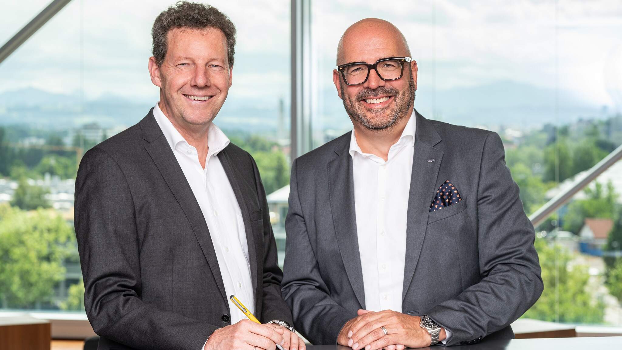 Johann-Peter Nickel, výkonný ředitel VCI (vlevo), a Michael Kriegel, Department Head DACHSER Chem Logistics, se těší na příštích pět let spolupráce.